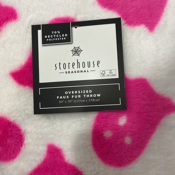 Storehouse PINK GHOST Throw - Picture 4 of 4